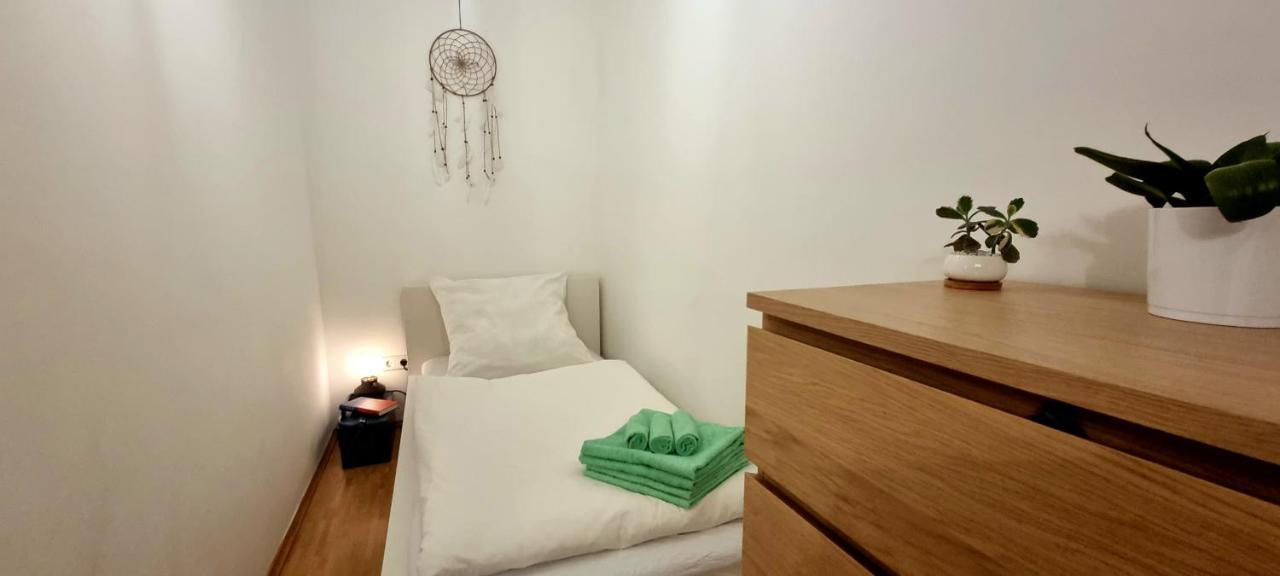 Business Apartment Mit Kuche Fur 1-3 +Netflx+5G Wlan Nahe Der Mhh Im Industrial Design Hannover Esterno foto