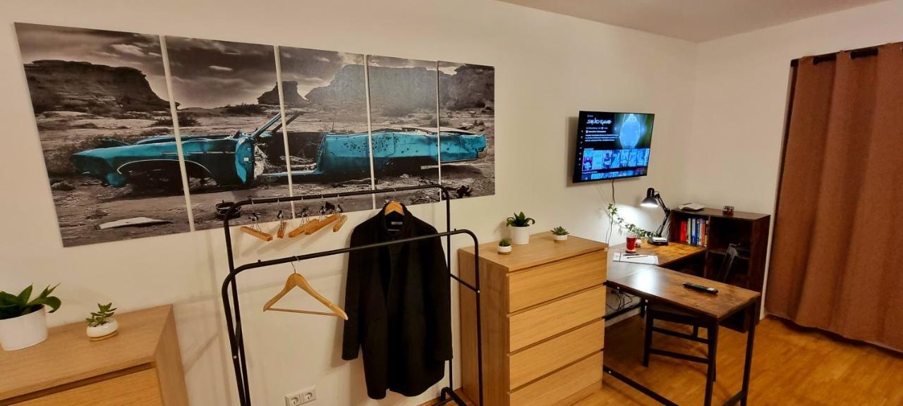 Business Apartment Mit Kuche Fur 1-3 +Netflx+5G Wlan Nahe Der Mhh Im Industrial Design Hannover Esterno foto